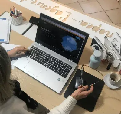 La gérante en vue de dessus en train de travailler